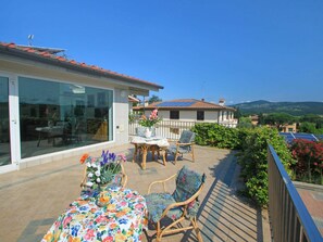 Ciel, Bâtiment, Plante, Fenêtre, Table, Meubles, Bleu Azur, Chaise, Ombre, Mobilier De Jardin