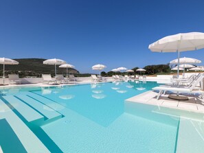 Wasser, Himmel, Schwimmbad, Azurblau, Regenschirm, Gartenmöbel, Sonnenliege, Schatten, Gebäude, Freizeit