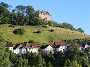 Himmel, Eigentum, Pflanze, Baum, Gebäude, Grundstueck, Steigung, Schatten, Asphalt, Holz