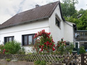 Himmel, Berg, Daytime, Gebäude, Pflanze, Natürliche Landschaft, Haus, Vegetation, Hochland, Baum