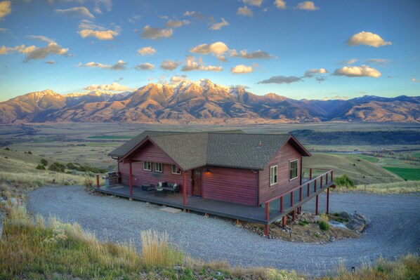 The "best views in Paradise Valley" are found here! Only 31 miles to Yellowstones only year round entrance!