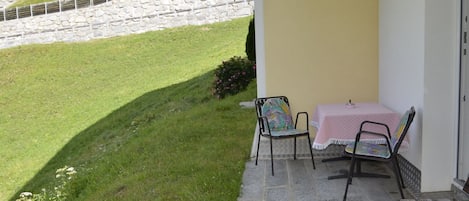 Plante, Propriété, Bâtiment, Lot Terre, Herbe, Zone Résidentielle, Chaise, Table, Sol, Immobilier