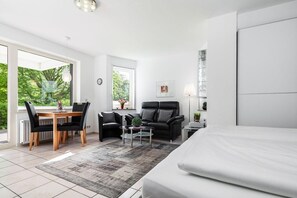 Der Wohn-/Schlafbereich in einem Raum