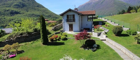 Himmel, Pflanze, Berg, Gebäude, Fenster, Grün, Blume, Natürliche Landschaft, Haus, Grundstueck