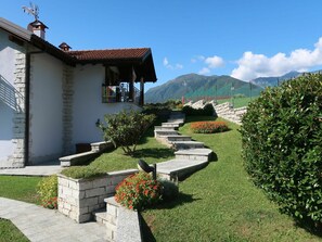 Himmel, Pflanze, Gebäude, Eigentum, Wolke, Haus, Grundstueck, Natürliche Landschaft, Hütte, Gras