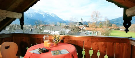 Ferienwohnung Rauschberg für 4 Personen mit Balkon, 67 qm, Küchenzeile-Balkon mit Ausblick auf den Rauschberg