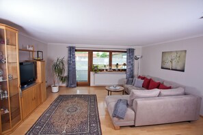 Ferienwohnung mit Terrasse für 1-3 Personen 71 qm-Wohnzimmer