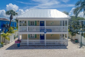 LuLu's Key house on Siesta Key in the village near all the shops and restaurants. Leave your car parked. 6 minute walk to the beach.