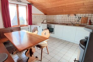 Ferienwohnung 105 qm mit drei separaten Schlafzimmern und Balkon-Küche und Essbereich