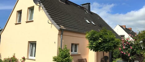 Hausansicht mit Terrasse