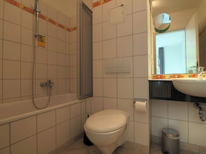 Badezimmer mit Badewanne