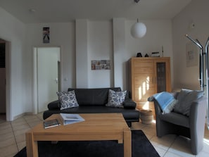 Wohnzimmer mit Schlafsofa