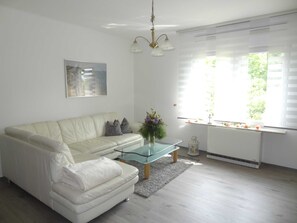 Helles, geräumiges Wohnzimmer