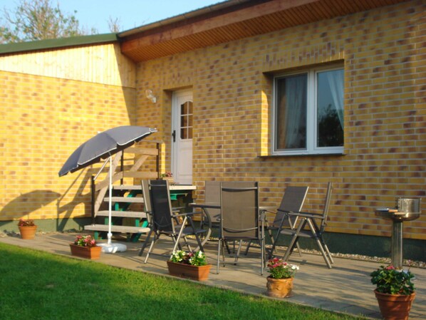 Große möblierte Terrasse mit Grillmöglichkeit