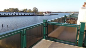 Blick aus dem Strandkorb auf den Hafen und den Peenestrom