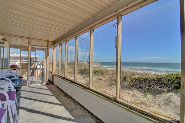 Wave To Cool Oceanfront Screened Porch
