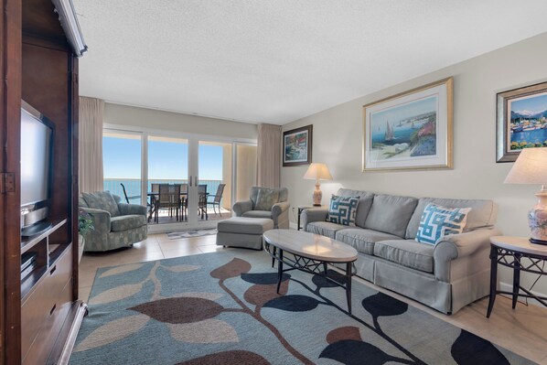 Living Area w/Beachfront View
