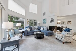 Cozy sectional and ample seating in living area!