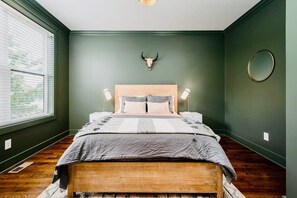 'The Green Room' - a cozy queen bed & space.