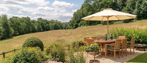 Garden and dining area, Court Cottage, Bolthole Retreats