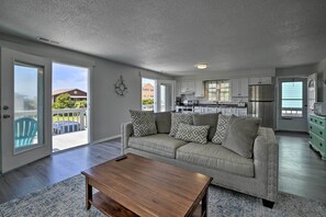 Living Room | Beach Views | Central A/C