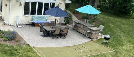 Stunning back yard with outdoor patio bar and golf tee off green. 