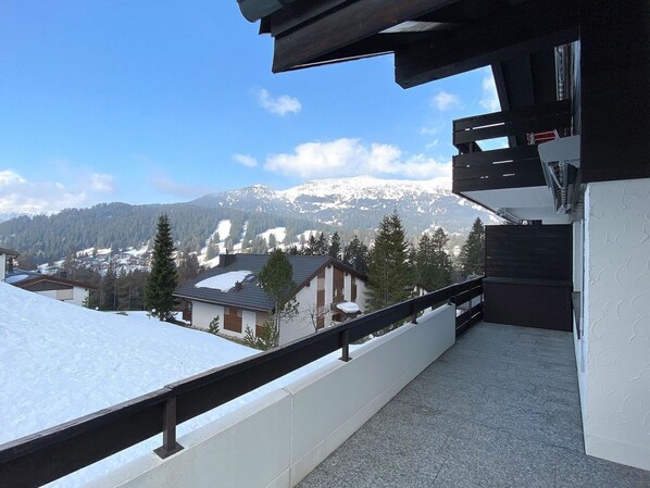 Sky, Cloud, Property, Building, Snow, Mountain, Tree, Window, Architecture, Slope