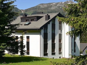 Pflanze, Gebäude, Himmel, Fenster, Baum, Haus, Berg, Hütte, Gras, Holz