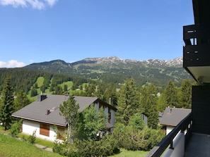 Himmel, Pflanze, Eigentum, Gebäude, Berg, Baum, Wolke, Fenster, Hochland, Die Architektur