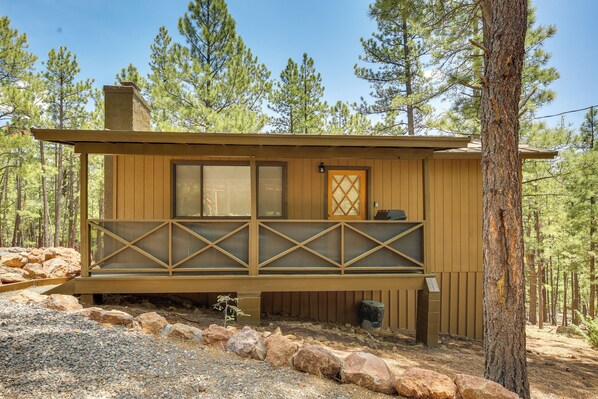 Greer Vacation Rental | 2BR | 1BA | 1,000 Sq Ft | 3 Steps Required to Access