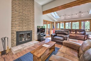 Living Room | Cable TV | Fireplace Not For Guest Use