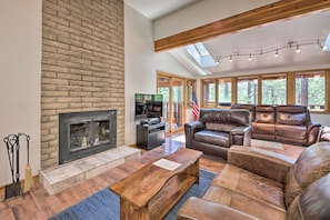 Living Room | Cable TV | Fireplace Not For Guest Use