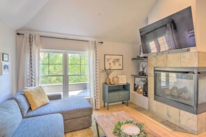 Living Room | Cable TV