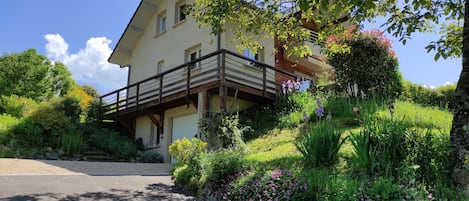 jardin arboré, terrain de boules et garage pour ranger vélos et motos si besoin