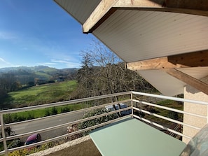 Depuis le balcon de la chambre du peintre, vue imprenable sur la campagne !