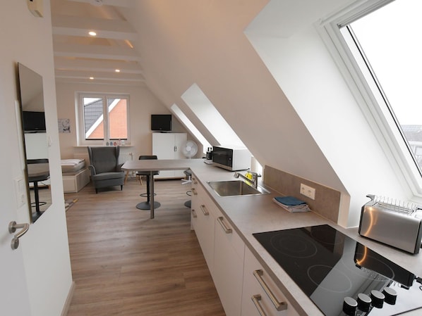 Loft mit offener Küche und Wohnbereich