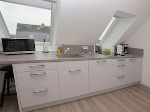 Küche mit Spülmaschine und Mikrowelle mit Grillfunktion