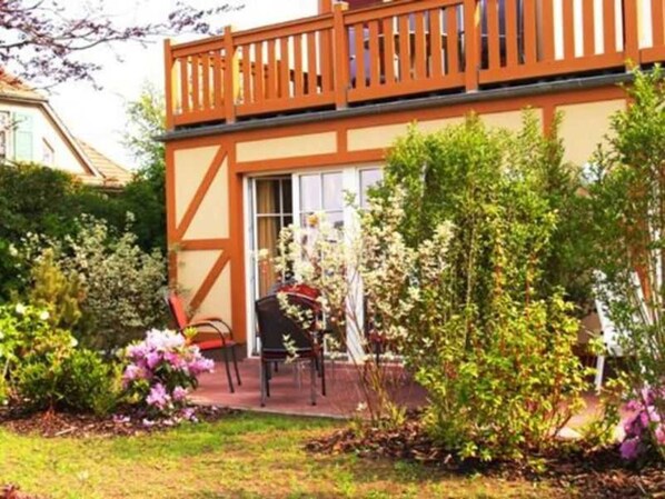 Terrasse mit Gartenmöbeln