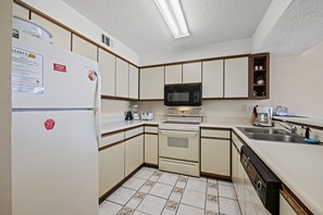 Fully equipped kitchen & plenty of counter space to help make meal prep a snap.