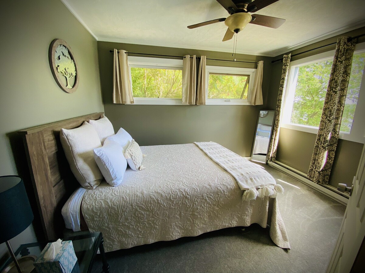 Charming Lakefront Cottage with Bird’s Eye Views