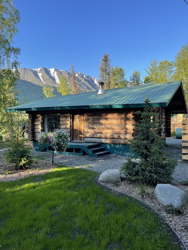 Beautiful cabin in the Chugach Mountains