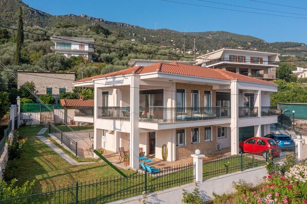 Paralia Platanou seaview house building