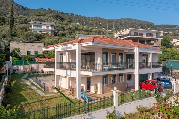 Paralia Platanou seaview house building