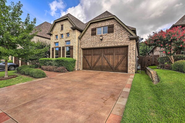 Irving Vacation Rental | 5BR | 3BA | 2 Stories | 3,587 Sq Ft