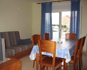 salon/chambre à coucher (exemple de logement)