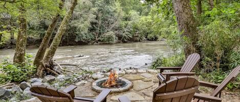 Firepit Area Right On The Water 