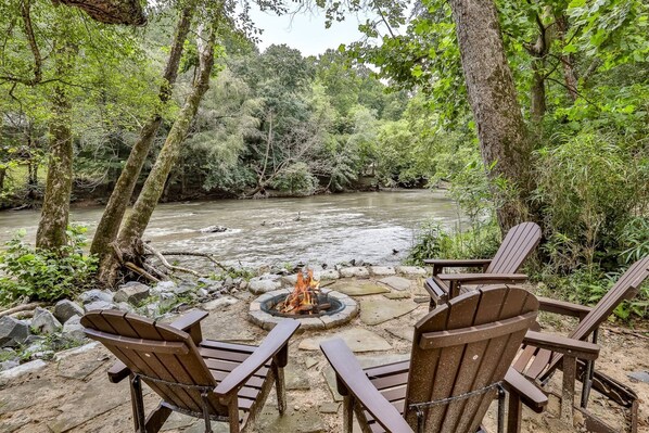 Firepit Area Right On The Water 