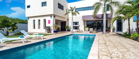 Modern Villa with private pool in Noord Aruba Near Beaches - Impressive design - Elegantly blending tradition and modernity in its design - Charming atmosphere