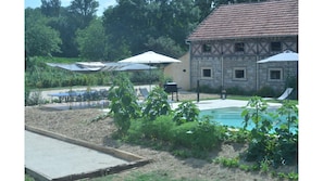 Le Terrain de pétanque et la piscine