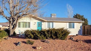 Dual-level fun! Sandstone Stargazing in Kanab has two completely separate levels, both with their own living quarters. There are 5 bedrooms total and it's perfect for two families or groups who want to be together yet still have privacy.